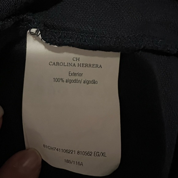 Carolina Herrera t-shirt fits more like a large - Picture 4 of 6